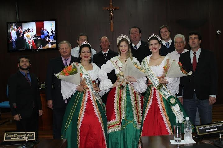 Câmara de Nova Veneza homenageia Rainha e Princesas da Festa da Gastronomia
