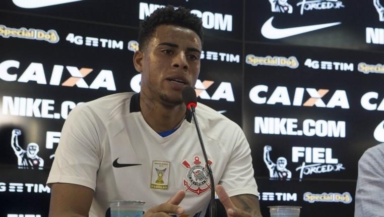 Vestindo a camisa do Corinthians, Gustavo diz realizar sonho