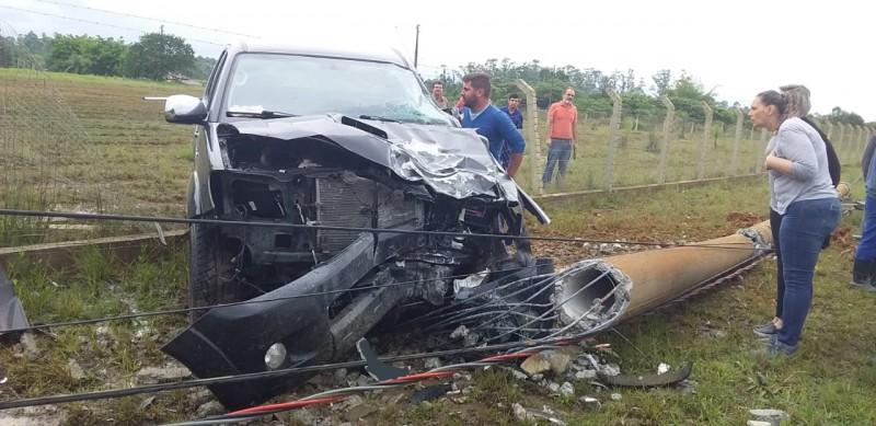 Motorista bate caminhonete em poste na rodovia Jorge Lacerda
