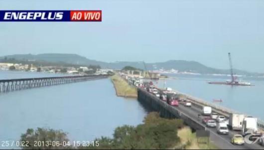 Carreta tomba na BR-101 e deixa trânsito lento na rodovia e na ponte de Cabeçuda