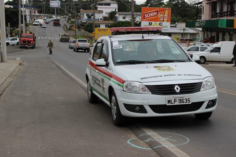 Local onde jovens foram atropelados passa por perícia