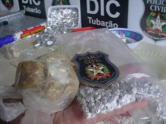 Trio foi preso enquanto embalava 500 gramas de crack