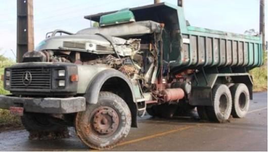 Caminhões colidem e um dos motoristas fica ferido