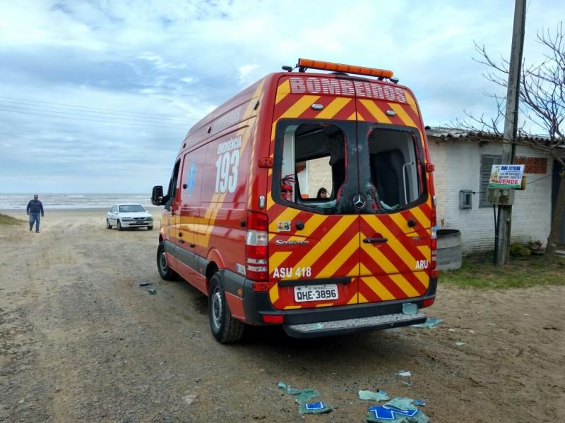 Paciente estraga ambulância e fere policial no rosto
