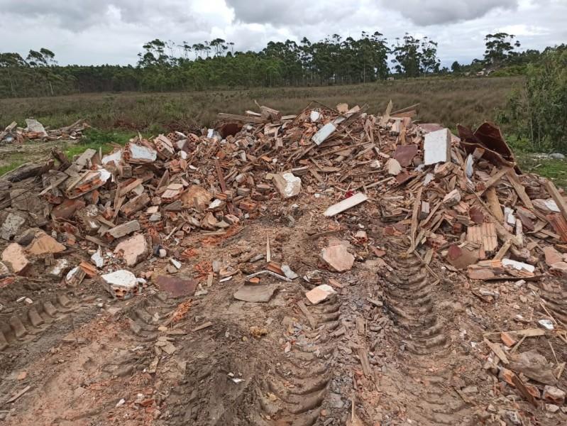 Polícia flagra crime ambiental em terreno que estava sendo preparado para construir igreja