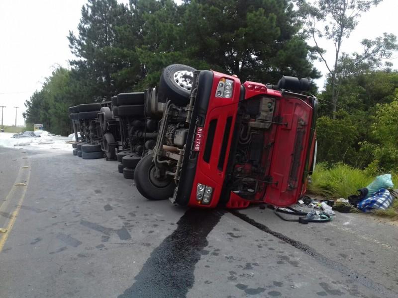 Atualizada: Carreta tomba e material fica sobre a pista