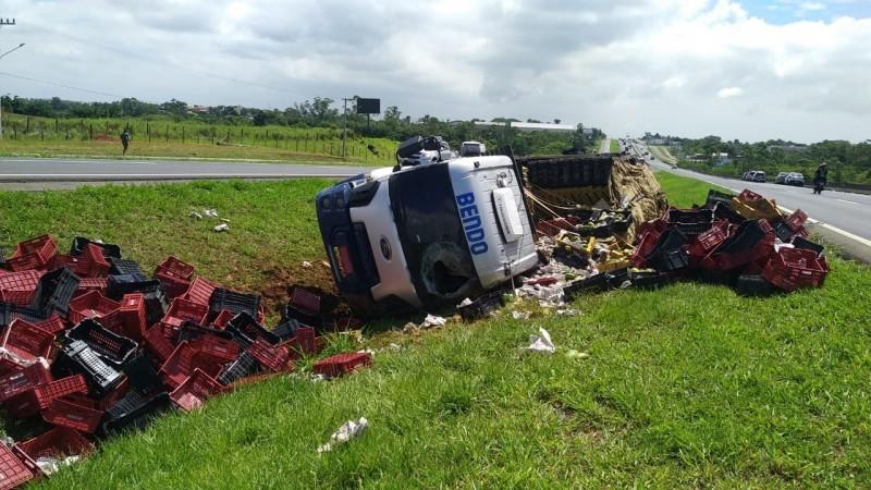 Caminhão carregado com frutas tomba na BR-101, em Içara