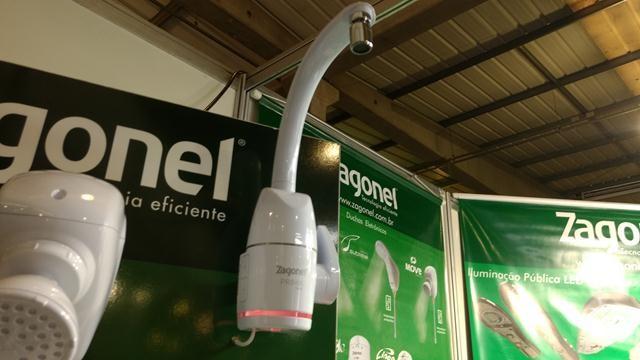 Uma torneira brilha com tecnologia de ponta