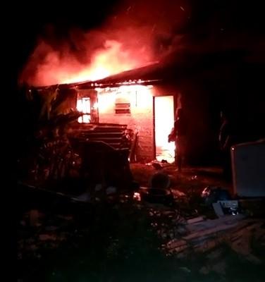Edícula é destruída pelo fogo em Balneário Rincão