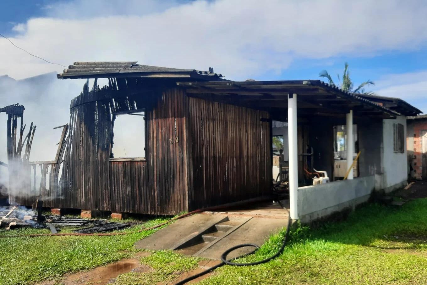 Incêndio destrói quartos e sala de residência
