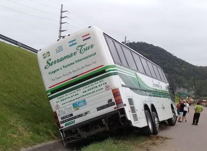 Ladrão é detido após furtar e tombar ônibus na BR-101