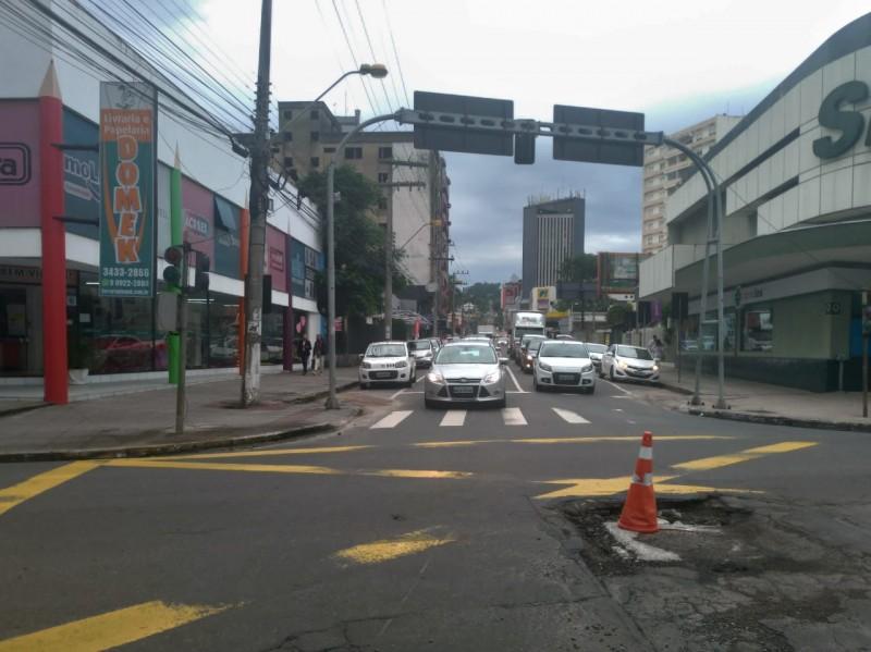 Um cone e o transtorno no cruzamento da Marechal Deodoro com a Rui Barbosa