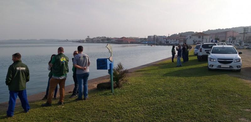 IGP coleta resíduos de lagoa para apurar irregularidades praticadas por funerária em Laguna