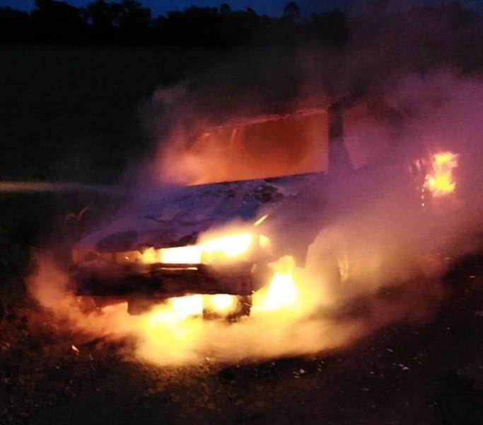 Carro é destruído por incêndio em Forquilhinha