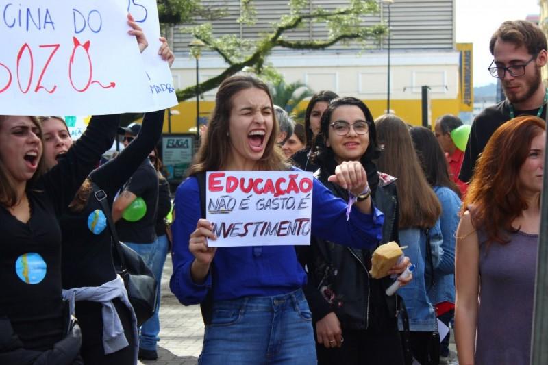 Estudantes e professores protestam em Criciúma contra bloqueio de recursos da educação