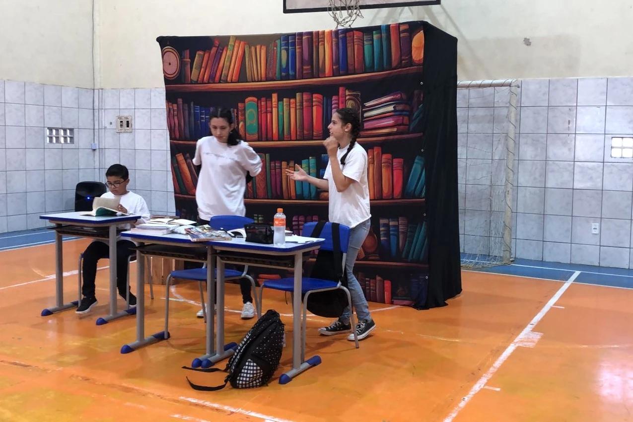 Escolas Municipais de Criciúma recebem apresentação teatral no Mês de Conscientização sobre o Autismo