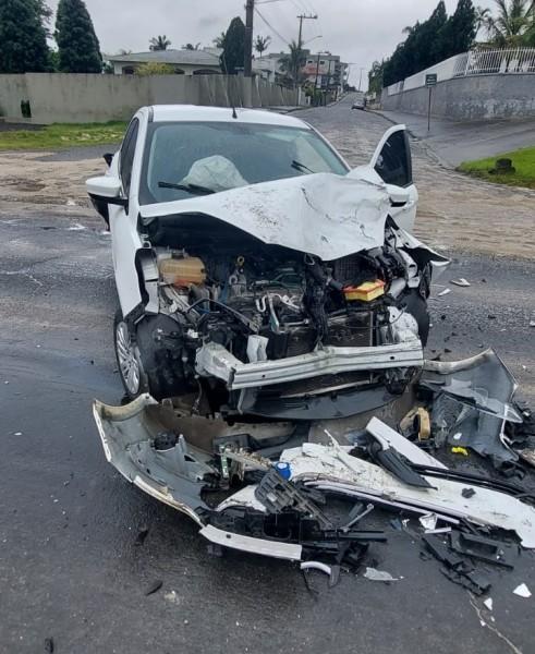 Dois carros e caminhão colidem na SC-443, em Morro da Fumaça