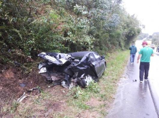 Veículos colidem frontalmente e motorista fica gravemente ferido 