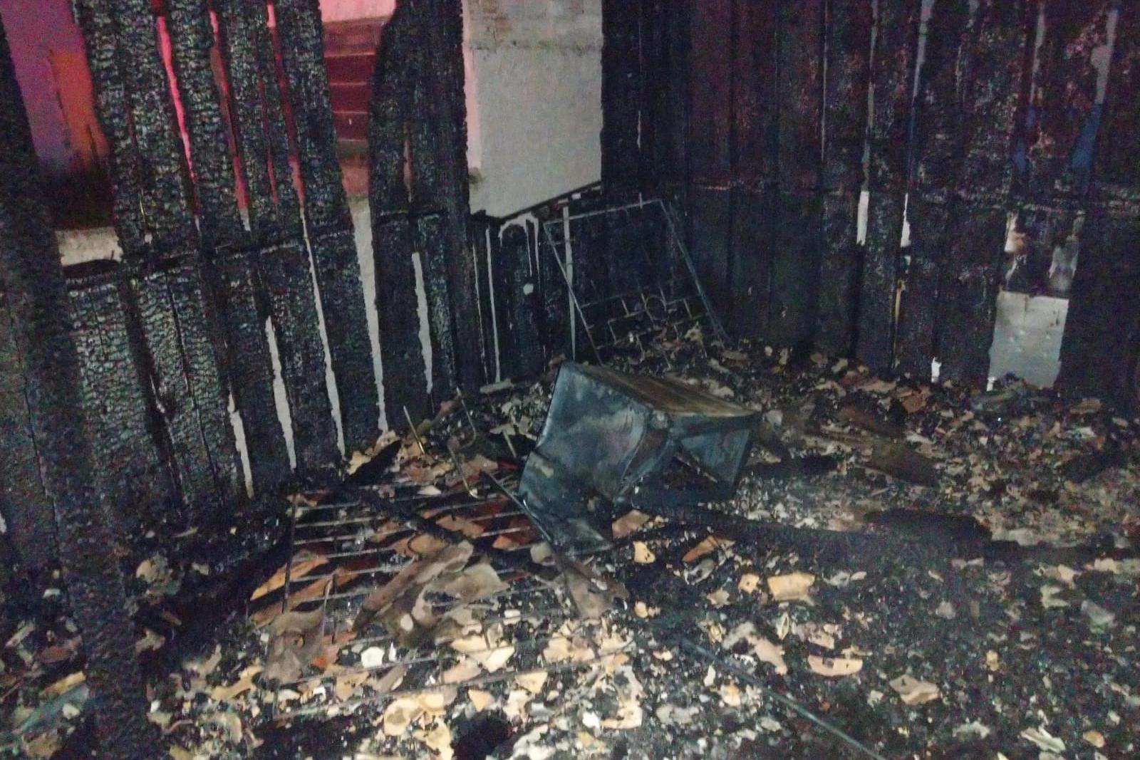 Telhado de casa desaba durante incêndio em Criciúma