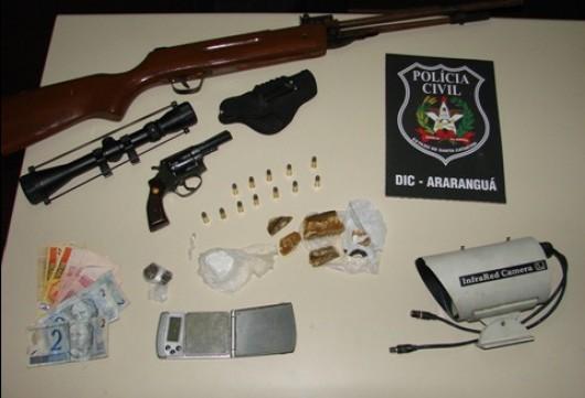 Irmãos são presos com drogas, armas, dinheiro e produtos de furto