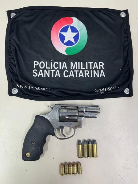 Irmãos são detidos após Polícia Militar encontrar arma e munições em residência
