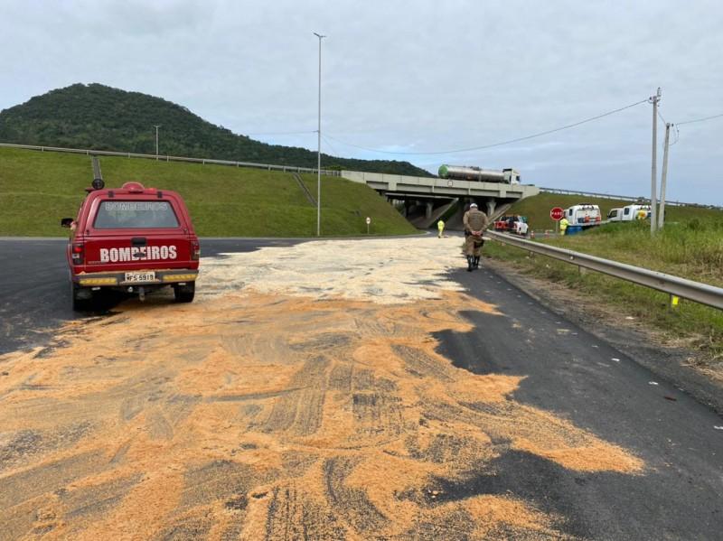 Caminhão derrama óleo de ave na pista e provoca acidentes