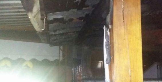 Forno a lenha causa incêndio em residência