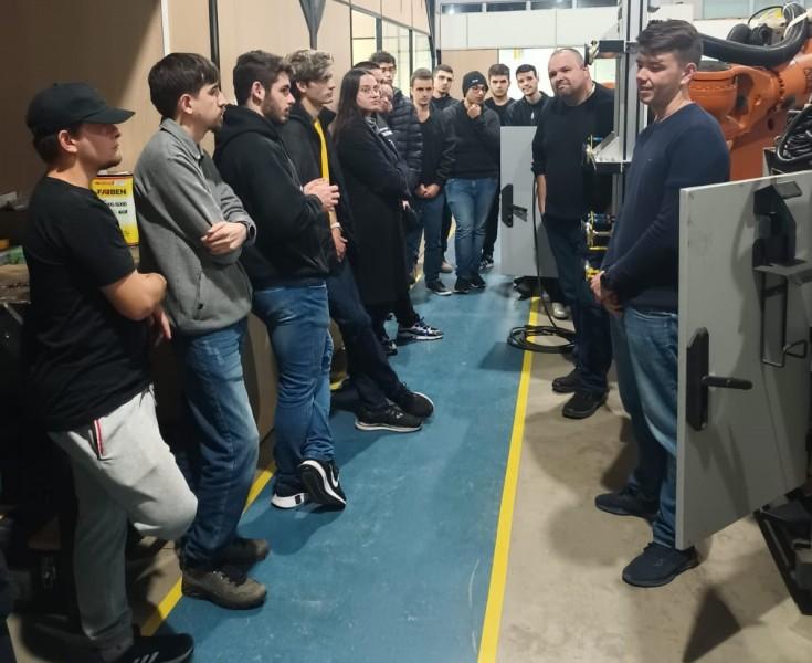 Acadêmicos de Engenharia Mecatrônica da UniSatc visitam empresa especialista em soluções robotizadas
