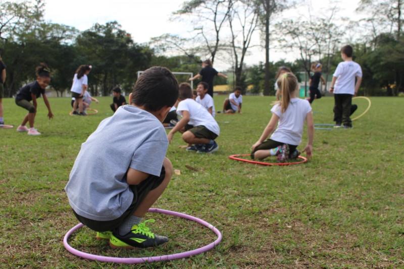 O prazer de brincar: crianças aproveitam os espaços ao ar livre na Satc
