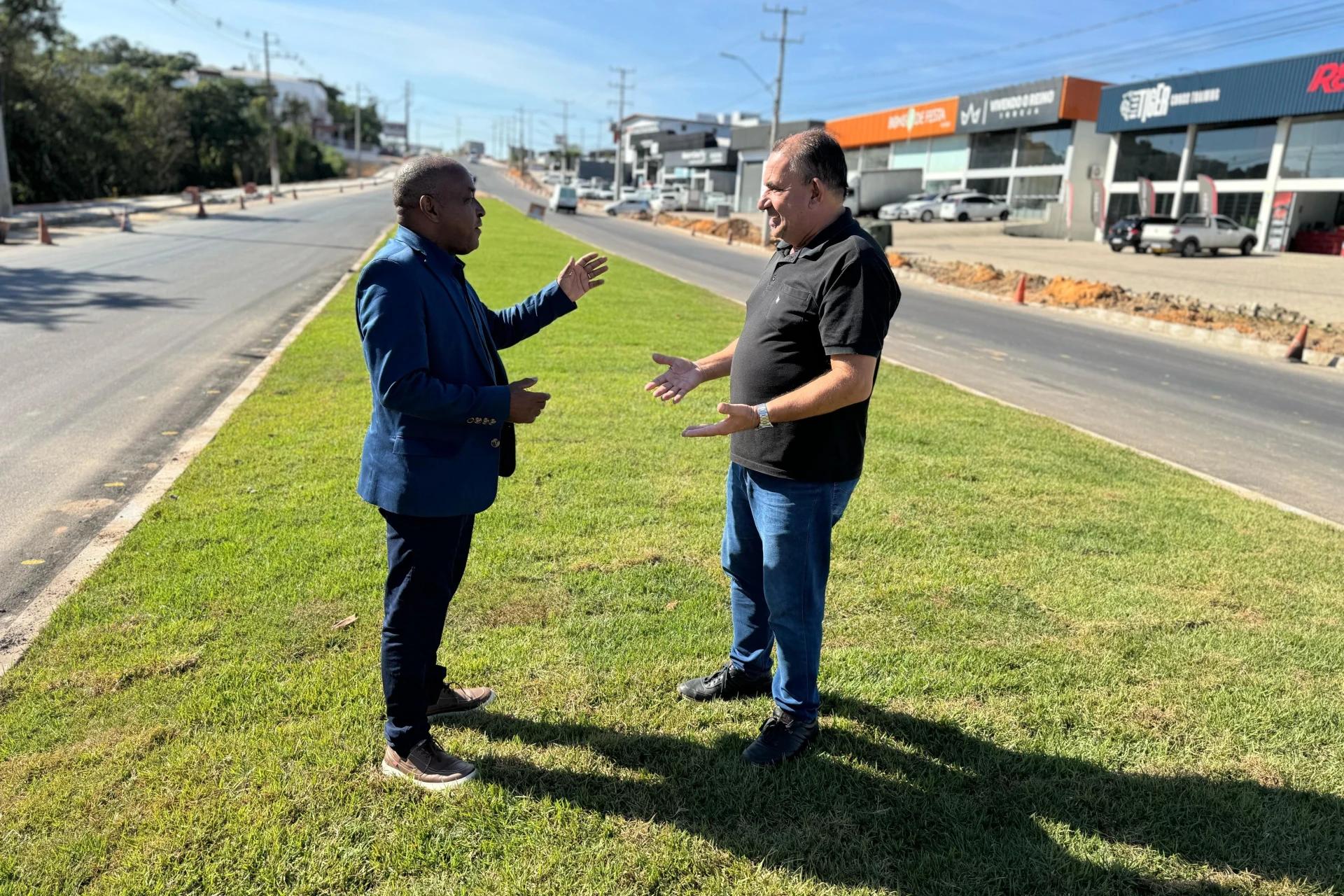 Vereadores fiscalizam andamento das obras na avenida Luiz Lazzarin