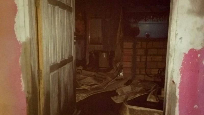 Residência é parcialmente destruída em incêndio