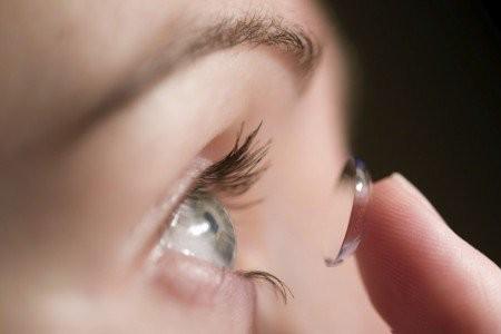 Infecção causada por uso contínuo de lentes de contato pode causar cegueira