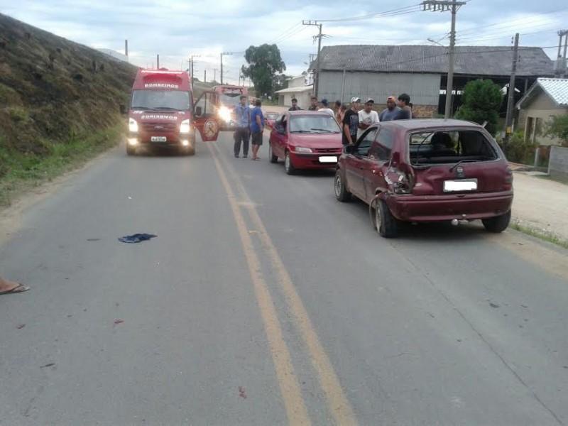 Colisão entre carro e moto deixa duas pessoas feridas 