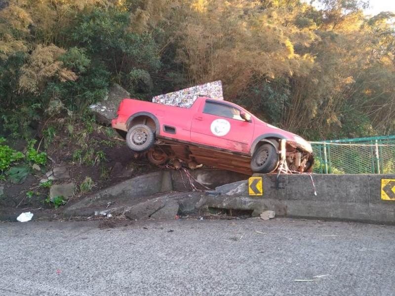 Saída de pista seguida de colisão é registrada na Serra do Rio do Rastro