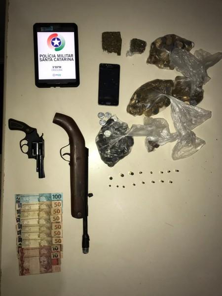 Polícia apreende armas, munições, 81g de maconha e R$ 730 em Criciúma
