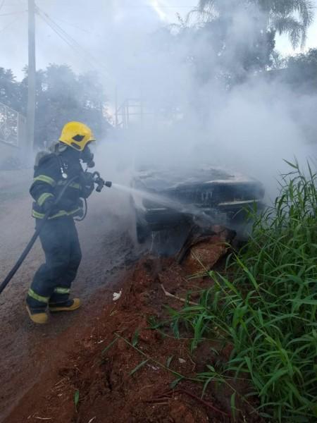 Veículo é atingido por incêndio em Tubarão