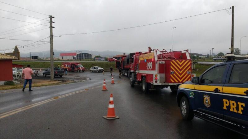 Condutora fica ferida após colisão entre carro e caminhão