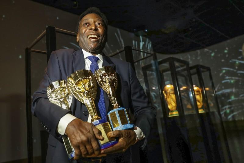 Corpo do Rei Pelé começa a ser velado na Vila Belmiro em Santos