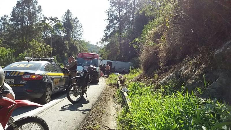 Ônibus de banda gaúcha tomba, dois morrem e nove ficam feridos