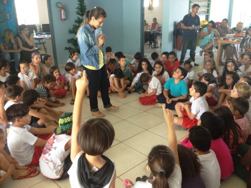 Conselho Tutelar distribui cartilhas de direitos e deveres da criança e do adolescente