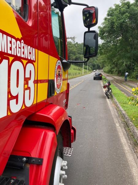 Motociclista é encaminhada ao hospital após colisão com carro