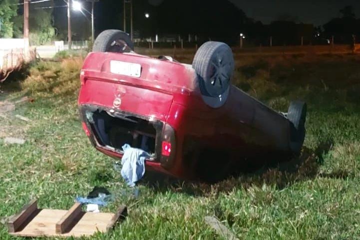 Motorista perde controle de carro e capota o veículo em Jaguaruna