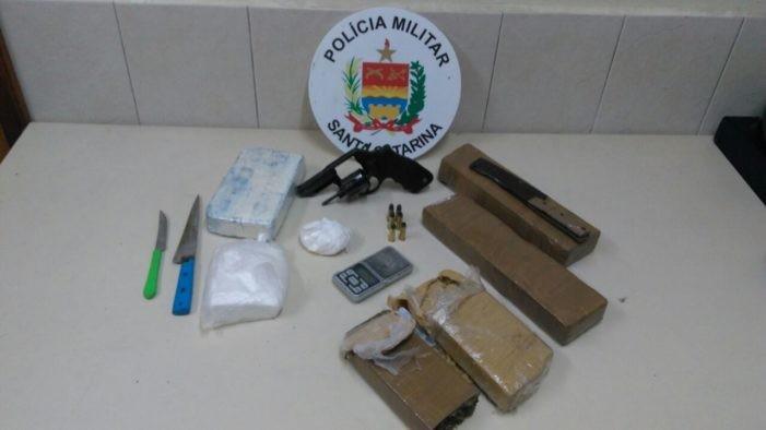 Porções de maconha, cocaína e revólver são apreendidos pela PM