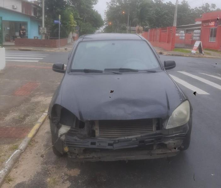 Colisão entre motocicleta e carro deixa dois feridos no Centro de Passo de Torres