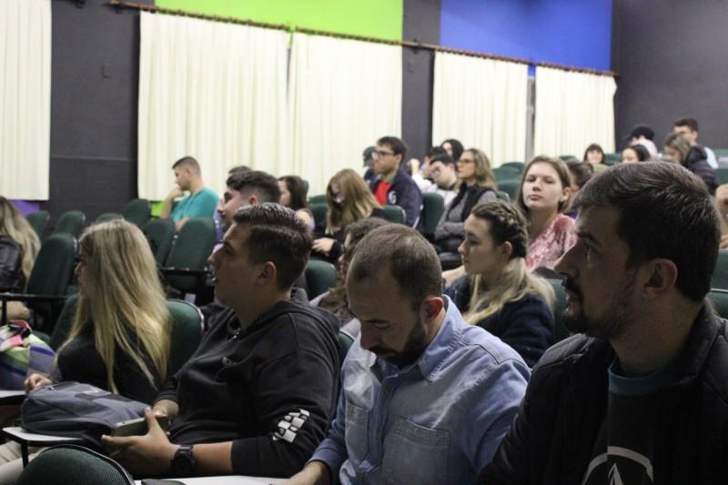 Cobertura jornalística em ataques às escolas é tema de palestra para acadêmicos da UniSatc   