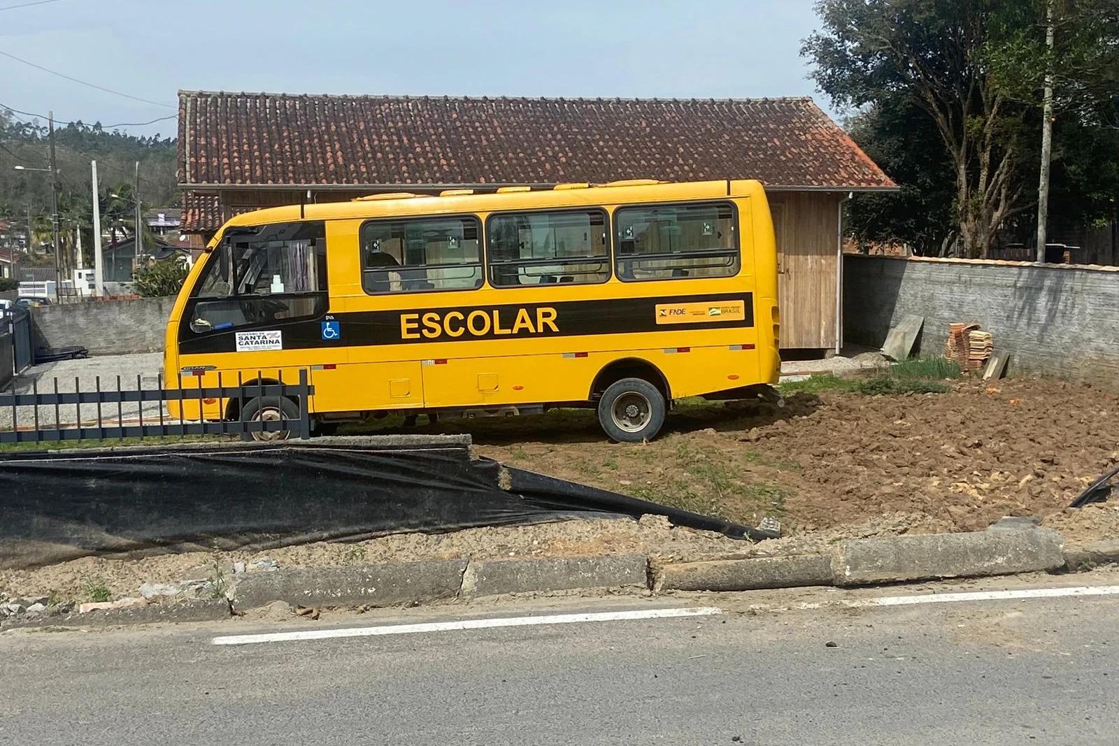 Sem motorista, micro-ônibus desgovernado quebra muro e invade pátio de residência