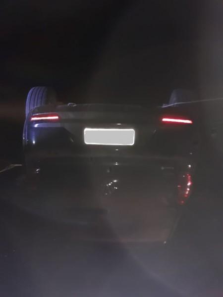 Motorista colide em poste, capota veículo e foge do local 