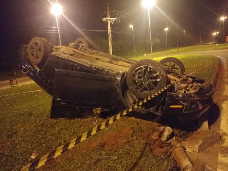 Motorista capota no trevo do pontilhão e abandona veículo