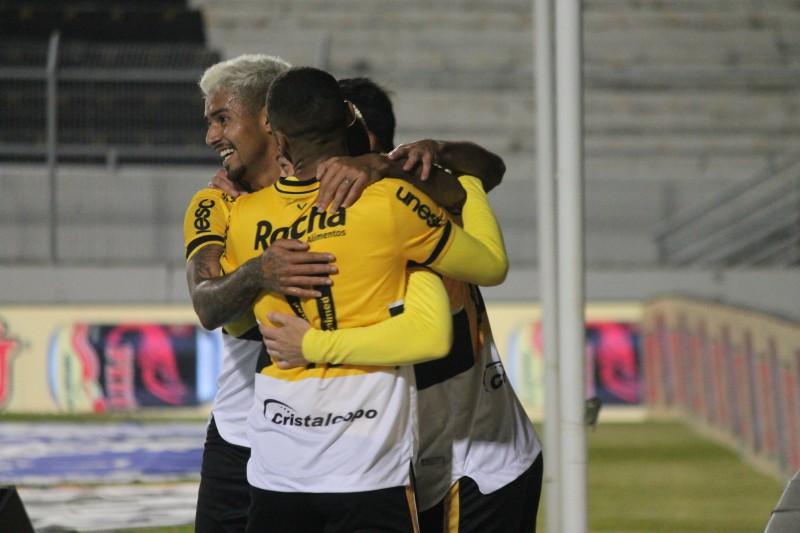 Criciúma quebra tabu e vence a Ponte Preta pela primeira vez no Moisés Lucarelli