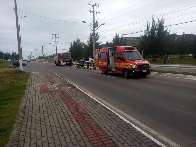 Homem é hospitalizado após cair de moto em Laguna